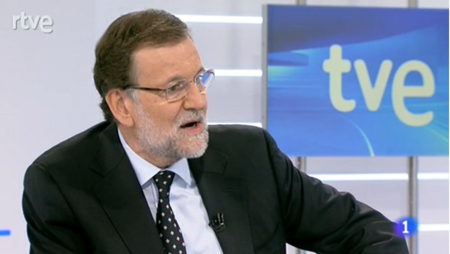 rtvenoticias's tweet photo. .@marianorajoy contesta a preguntas de @anablanco_tve  y 12 ciudadanos en https://t.co/iixDfGhDP6 https://t.co/7fctJZ7WY7