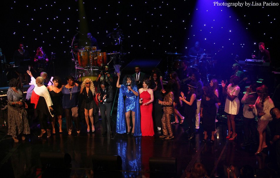 VLPacino's tweet photo. @thesherylralph @DivasSimplySing #DIVA25 Los Angeles, October 24, 2015. Photo by @VLPacino https://t.co/6nhs9Bel9L