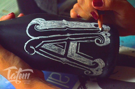 tatem_design's tweet photo. Preparando la #customdecoration pa' una Barra Libre de Tátems, no te pierdas el #makingoff día a día #handlettering https://t.co/ef1rtRhk5R