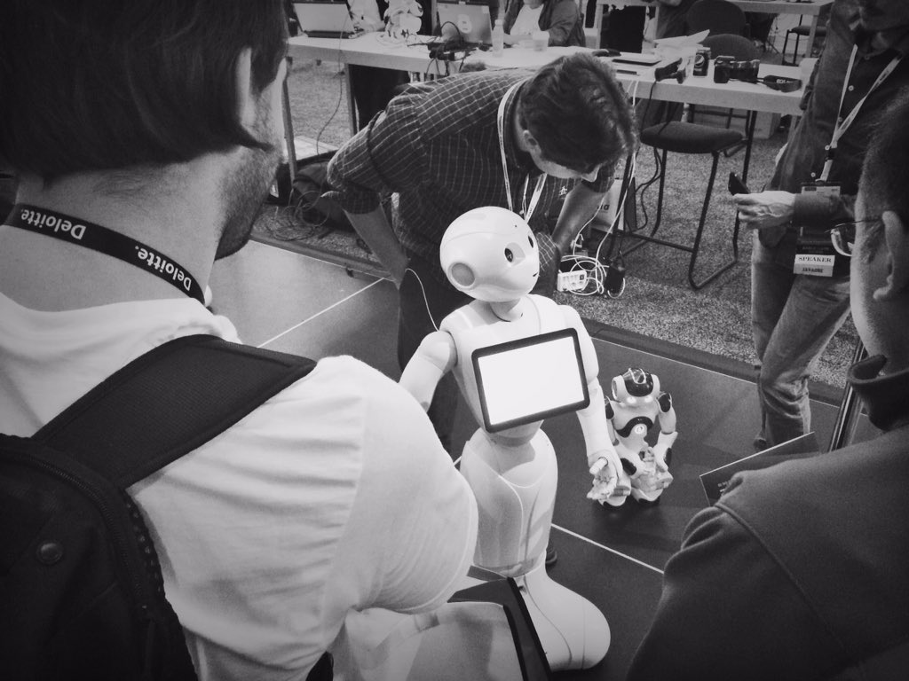 OraclePress's tweet image. Today, @JavaOneConf. Tomorrow, the world! Join the gathering of robots and other neat #DIY stuff @ the #JavaHub!