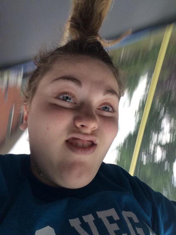 NiggazStruggles's tweet photo. mdrr elle s'est prise en photo pendant qu'elle sautait sur un trampoline https://t.co/IwYt5pRhcw