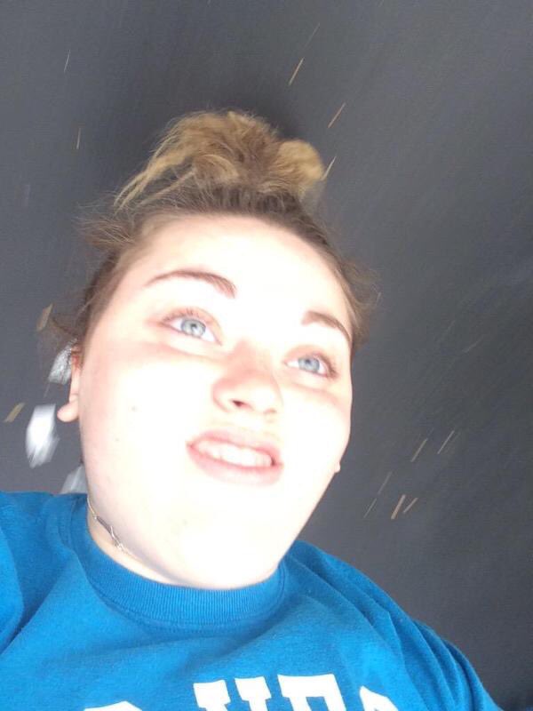 NiggazStruggles's tweet photo. mdrr elle s'est prise en photo pendant qu'elle sautait sur un trampoline https://t.co/IwYt5pRhcw