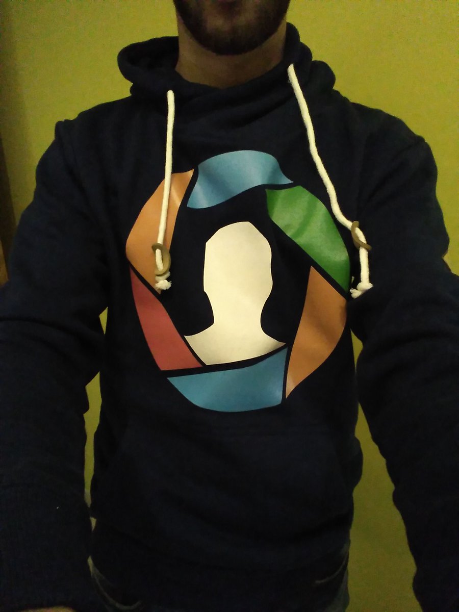 MaavCrusoe's tweet photo. Ole ole ya estan aquรญ :D @outsideportrait #outsideportrait #op #sudaderas pro https://t.co/WsP0I5W3FJ