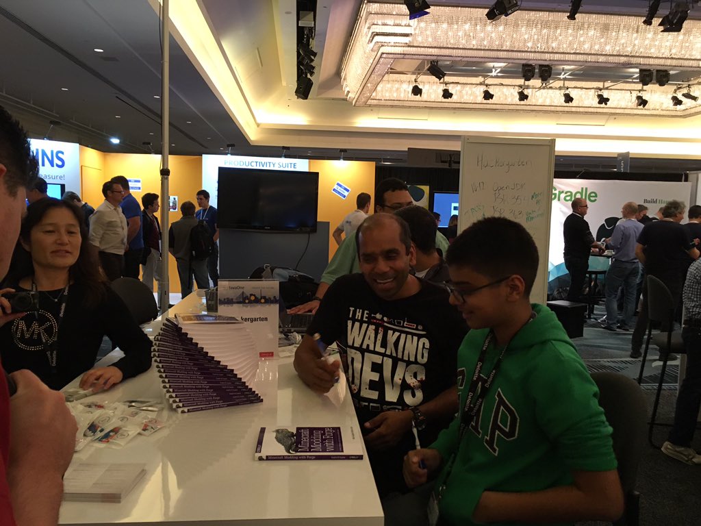 Devoxx4Kids's tweet photo. RT @ixchelruiz: Minecraft at #javaone15 #hackergarten https://t.co/X8fU3ube2q
