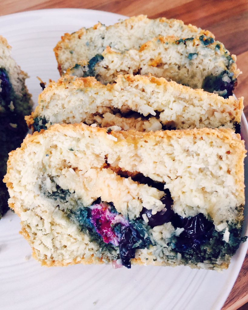 simply_sugar3's tweet photo. NO FLOUR, NO SUGAR, NO BUTTER! #almond #desiccated coconut #eggs #vanilla extract #cake. Serve with Greek yogurt! 👌🏼 https://t.co/S54Ascxs4F