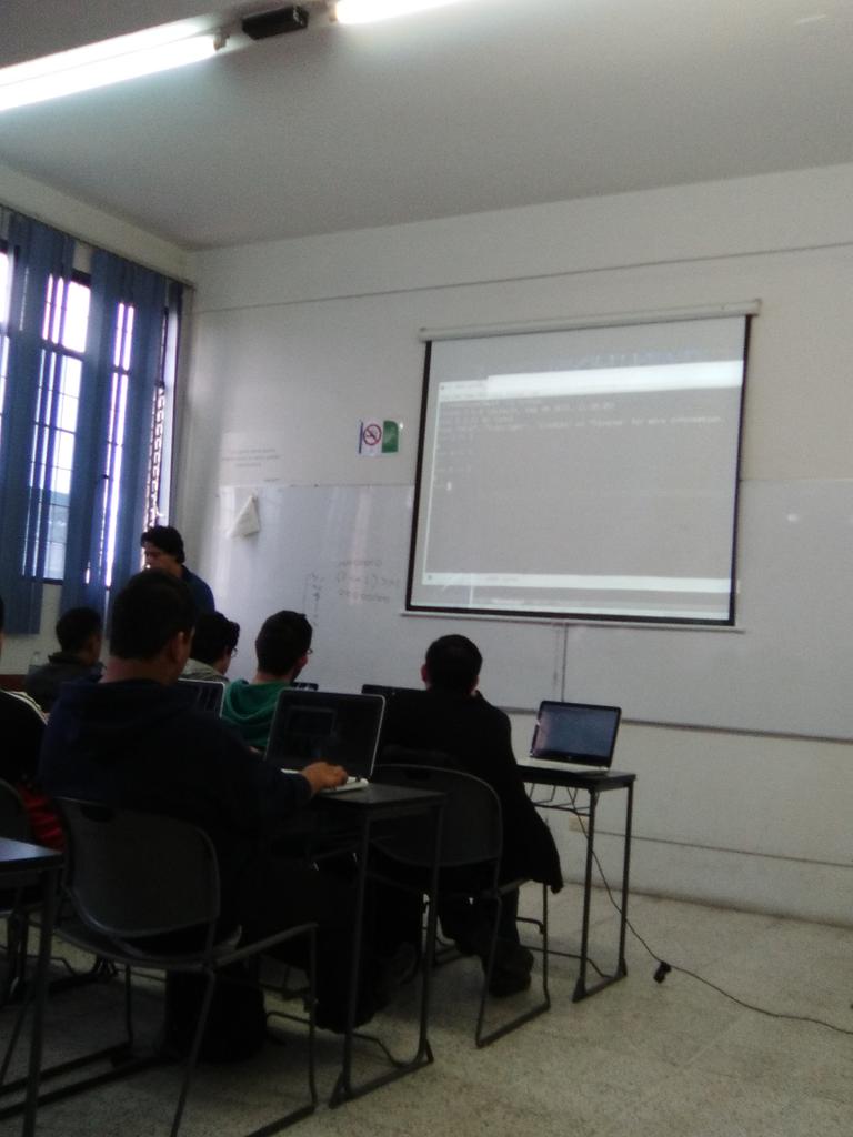 elrevo's tweet photo. Aquí casual #codeando un rato en el #DojoFei , hablando de operaciones bitwise https://t.co/5nWny690Mh