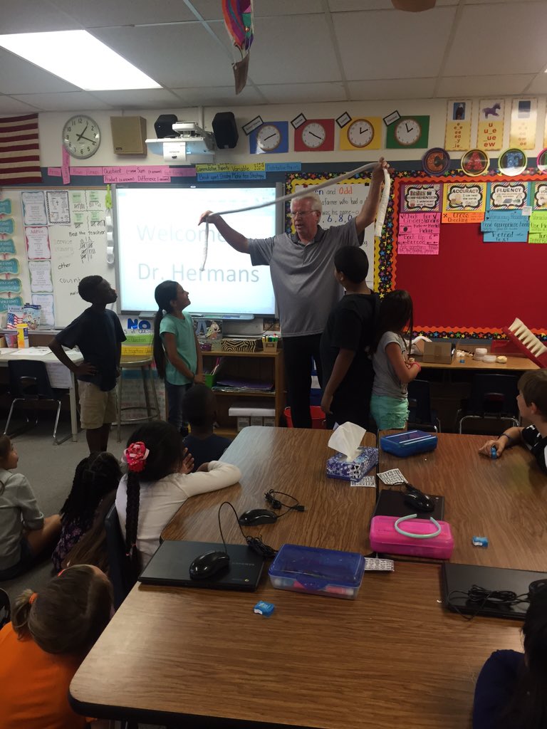 Bruce3rdgrade's tweet photo. Thank you Dr. Hermans for teaching our kids! #lasposascamarillo
@ssiglerlps
#PVshares
@pvsdcamarillo @DosCaminosDDS https://t.co/wsxIdTswbO