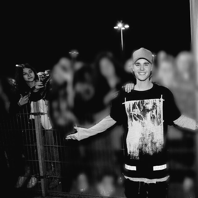 workwithbieber's tweet photo. I MET THE LOVE OF MY LIFE AFTER 5 YEARS. HOLY FUCK AND I GOT A GROUP PICTURE WITH HIM https://t.co/apITjhmjsn