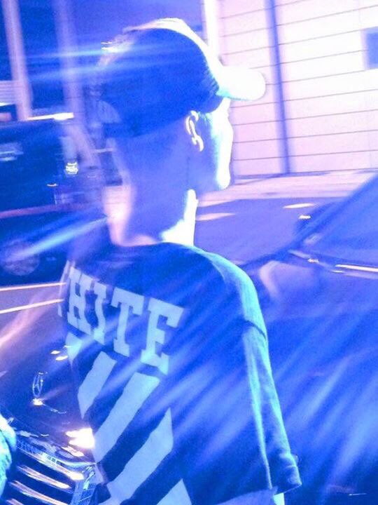 workwithbieber's tweet photo. I MET THE LOVE OF MY LIFE AFTER 5 YEARS. HOLY FUCK AND I GOT A GROUP PICTURE WITH HIM https://t.co/apITjhmjsn