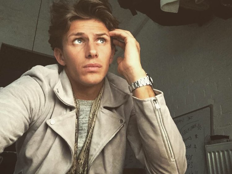 Jakehall01's tweet photo. @PrevuLondon do I pass as the hardest working prΓ©vu member Look at the time!Making sure shit gets done #hardworktime https://t.co/5hLwft9016