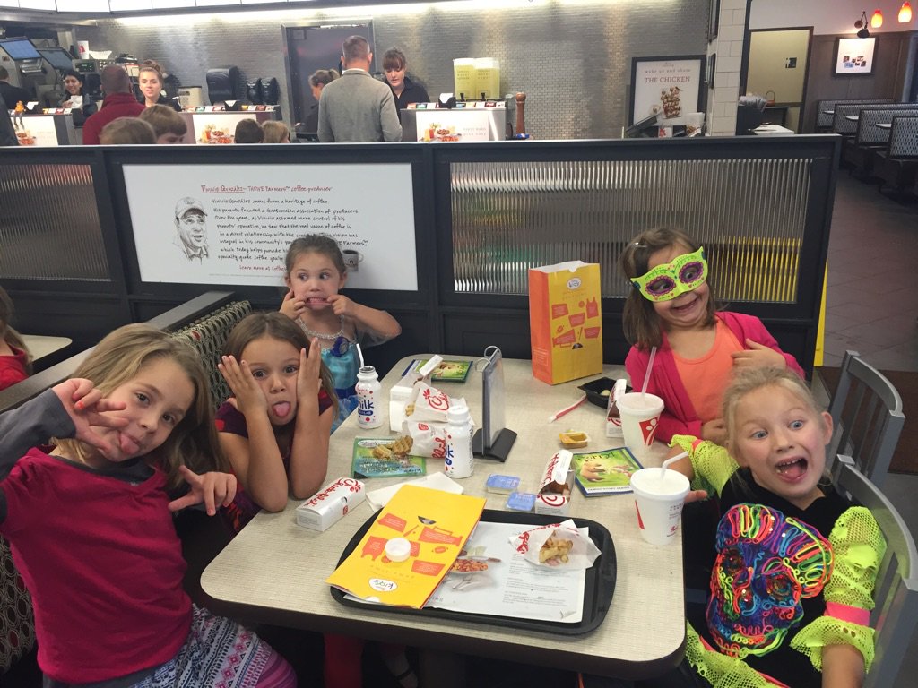 alyssadupree's tweet photo. Crazy girls enjoying some #chickfila for #sweetappleES Spirit Night! 😜 @Mrs_Laramore @andylallison @SweetAppleES https://t.co/HGEdxZADMS