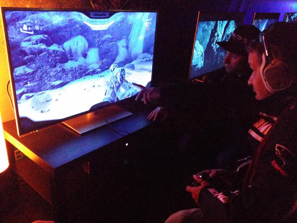 CiqiiKive's tweet photo. Notre Master Chief actuellement sur Halo 5 Guardians :D #HaloFestFR https://t.co/kiOl1CKIUM