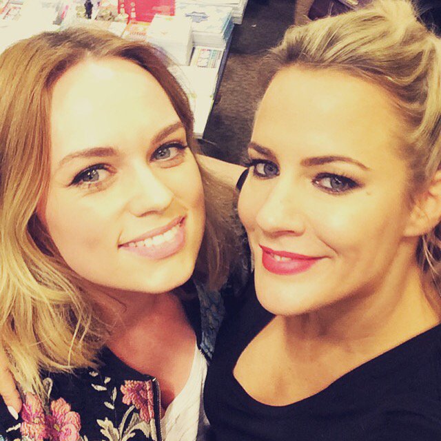 Met my style crush tonight &amp; what a babe she is 💕 <a href="/carolineflack1/">caroline flack</a> it was so lovely to meet you #Selfie #HappyMonday