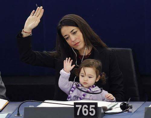 banozio's tweet photo. Totalni #win #SuperZena u @Europarl_EN dve god na sednicama sa ćerkicom. Nema posla koji se ne može obaviti! https://t.co/5bf2rEybqv