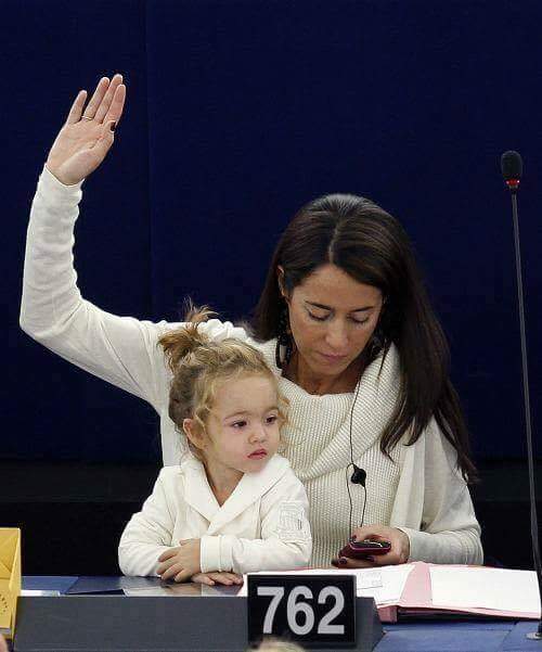 banozio's tweet photo. Totalni #win #SuperZena u @Europarl_EN dve god na sednicama sa ćerkicom. Nema posla koji se ne može obaviti! https://t.co/5bf2rEybqv