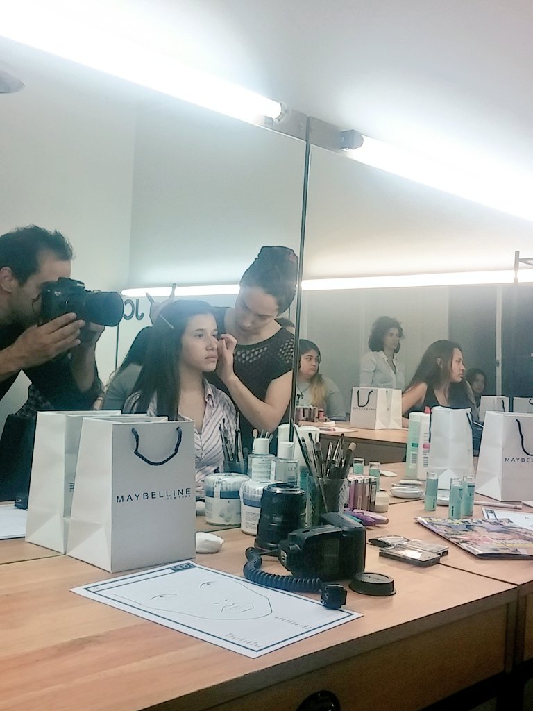 mundotkmcom's tweet photo. Aprendiendo #QueNoSeNote las imperfecciones de la mano de @JazminCalcarami de @maybellinearg 🙋🙆💄 https://t.co/AED9Aw3E0l