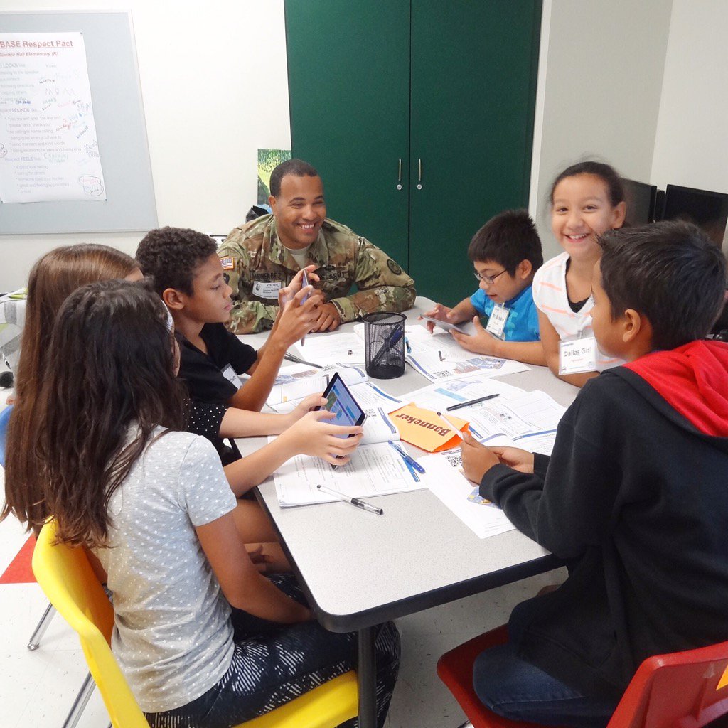 STARBASEAustin's tweet photo. These #ScienceHallSuns  experience an #HourOfCode where they learn the basics of #ComputerScience. https://t.co/2ytQQQrHIF