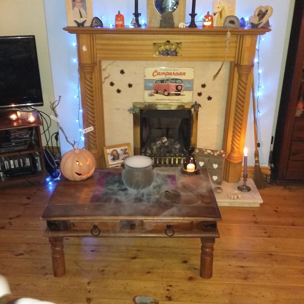 Wiccabird's tweet photo. Getting ready for Halloween https://t.co/j7Qt1Y0q9a