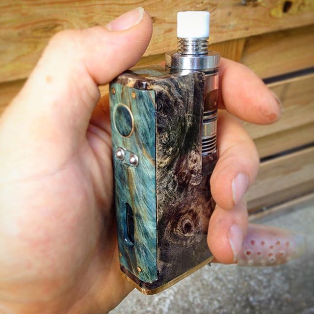 CraftVapery's tweet photo. Today's #ModCrushMonday goes out to this beautiful color changing box mod! What are you vaping on today? #MCM #CRAFT https://t.co/56srC1R0Y0