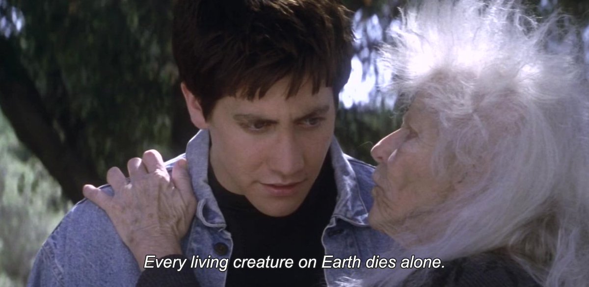 Susurró la anciana: "Toda criatura viva en este mundo muere sola."
Donnie Darko: "No quiero estar solo."