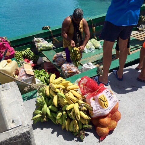 Freresdesport's tweet photo. Bonheur d'acheter des fruits tout juste arrivés des Marquises sur le port de Rangiroa @AirTahitiNuiFR @BixeLizarazu https://t.co/C2trUS7oc1