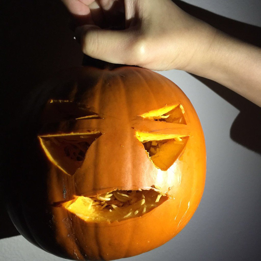 JiangLida's tweet photo. 😂😂😂😂 want to do a 2nd pumpkin carving #Halloween #pumpkincarving https://t.co/2JPFTtwpce