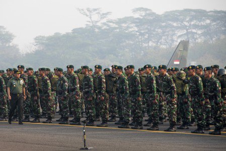 antaranews's tweet photo. Sekitar 1000prajurit dari Kostrad &amp; TNI AL dikerahkan memadamkan kebakaran hutan di Riau.@antarafoto By:Agung Rajasa https://t.co/FkaEMcO6Ub