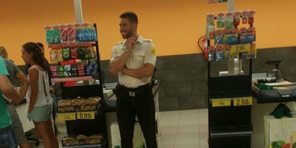 Bolanet's tweet photo. https://t.co/e9nIZRtTlX | Sergio Ramos Kini Jadi Satpam di Supermarket? https://t.co/5JnH5t5eyk