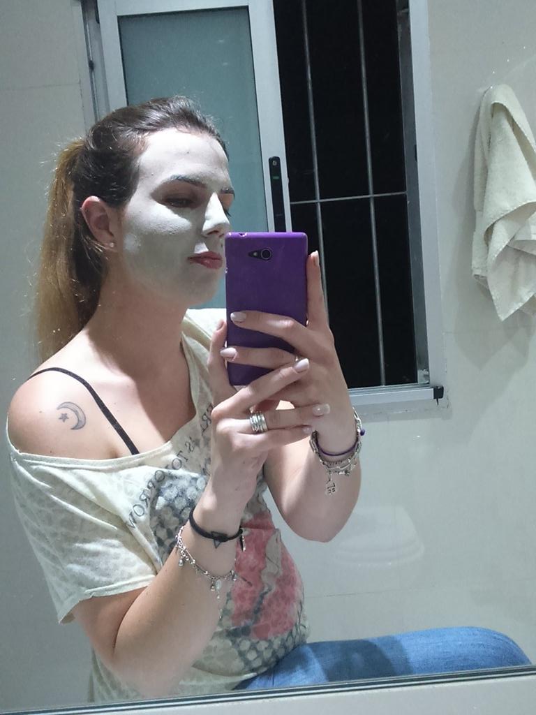 FalcoCarla's tweet photo. Máscara facial!  Mientras escuchamos... @Losanimalesno @alvaro_teruel :) https://t.co/DtJI8Mblm9