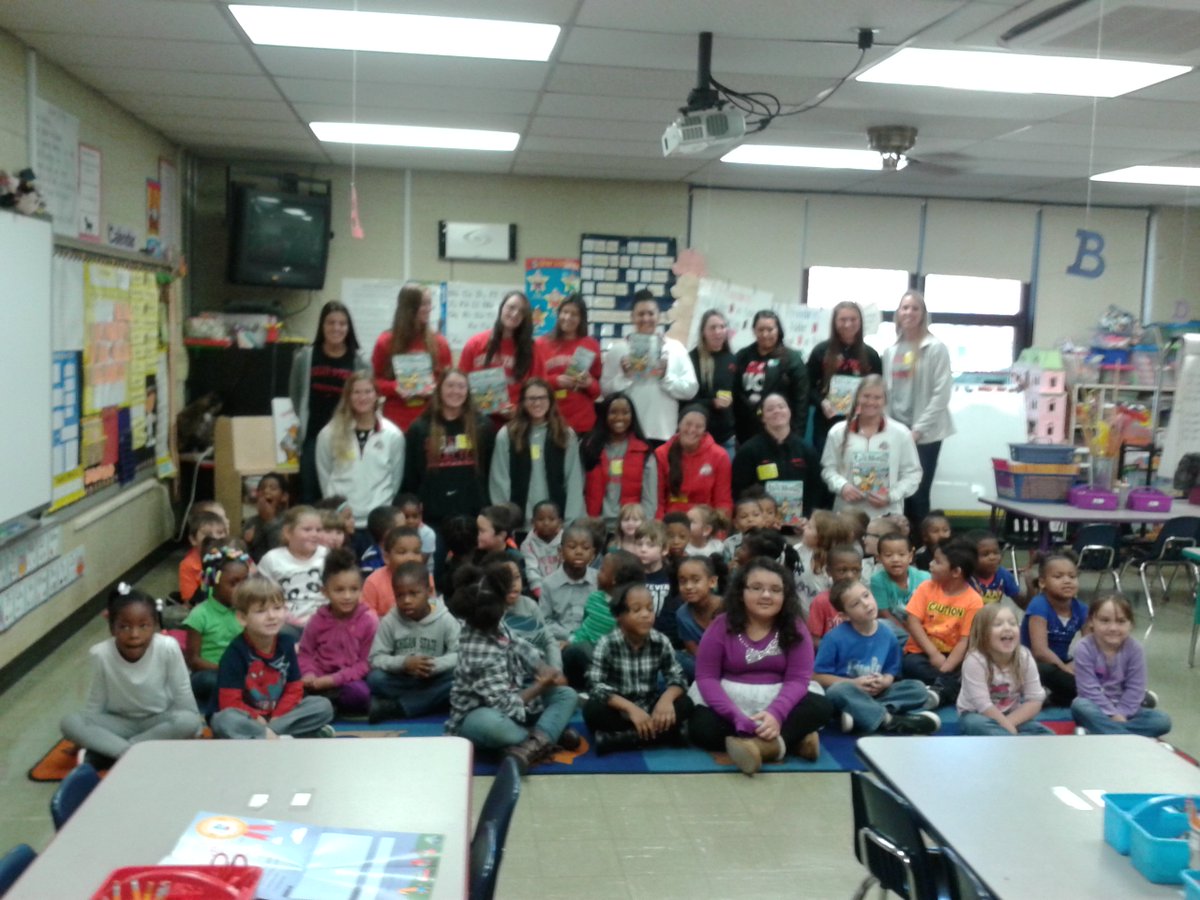 Thanks to the OSU Softball team for coming to Dunloe and reading to our Kindergarten students!  Go Bucks!