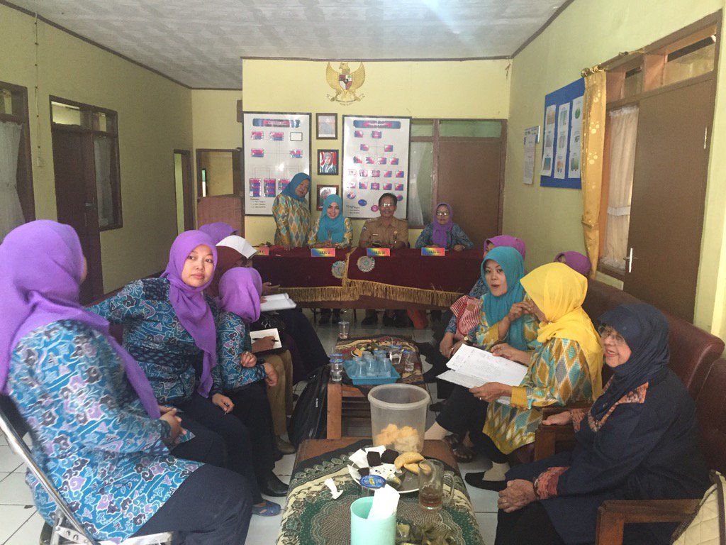 HERLINAZAM2's tweet photo. @ata_lia @siti_odedMD @PKK_KotaBDG @PKK_KotaBDG @TP_PKKCIPADUNG @KecamatanCibiru giat Binwil Kesrak Pkk Kb kes https://t.co/nFkWhR0Z6k