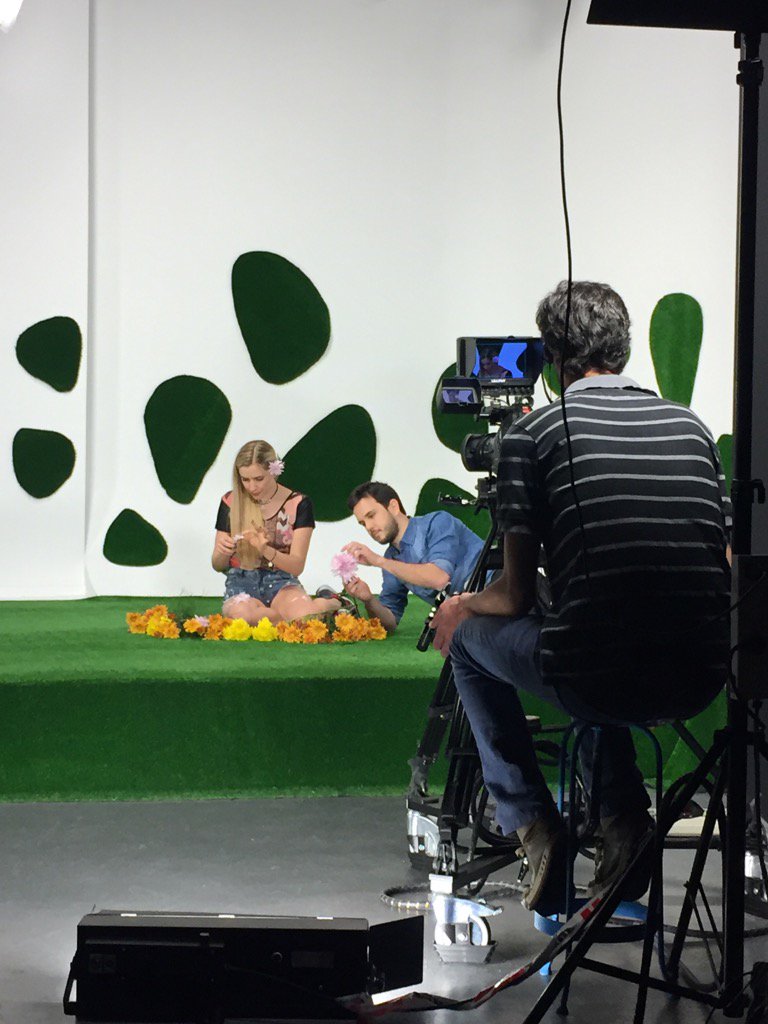 Cerramos la jornada de grabación con <a href="/flor_cappiello/">Florencia Cappiello</a> y <a href="/FelixValiente/">Félix Valiente</a> entre flores 🌸 #TigresenRed