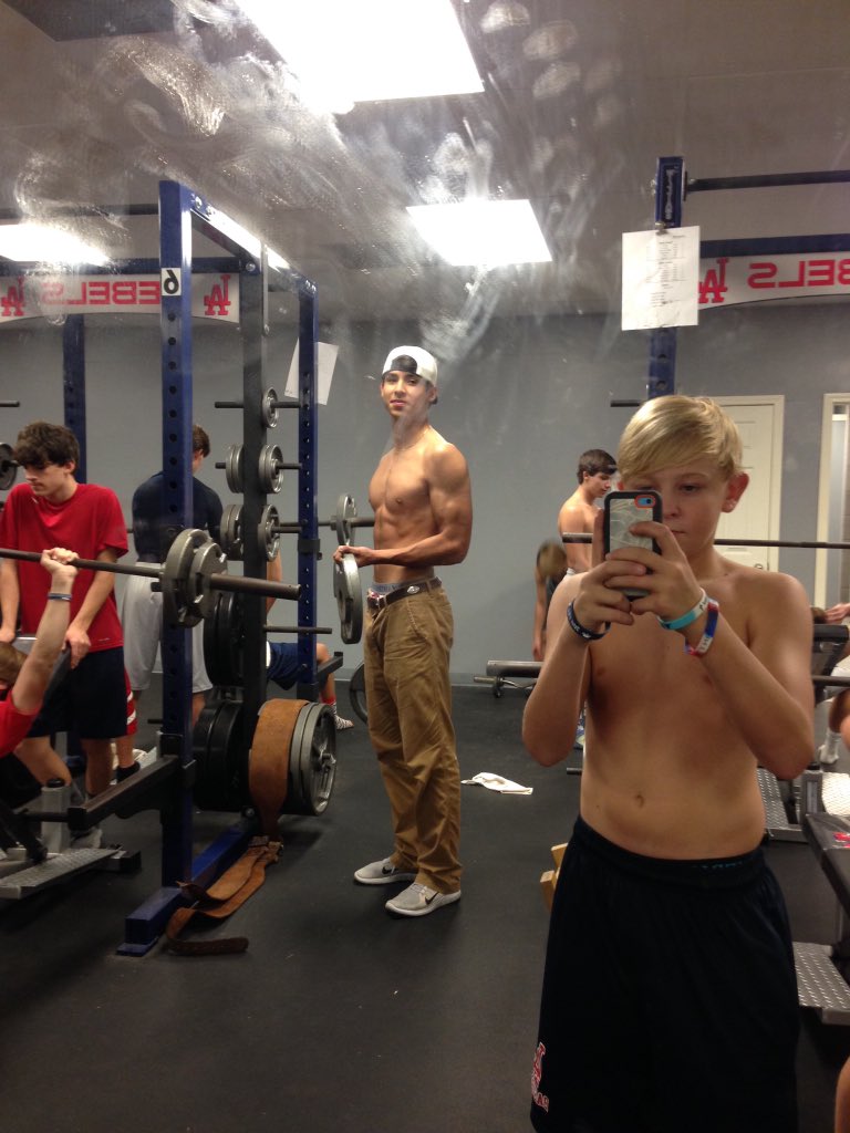 ayejmr's tweet photo. Teaching these youngins to not be satisfied with being skinny๐๐ #TrainerStatus https://t.co/rvL5UllGkQ