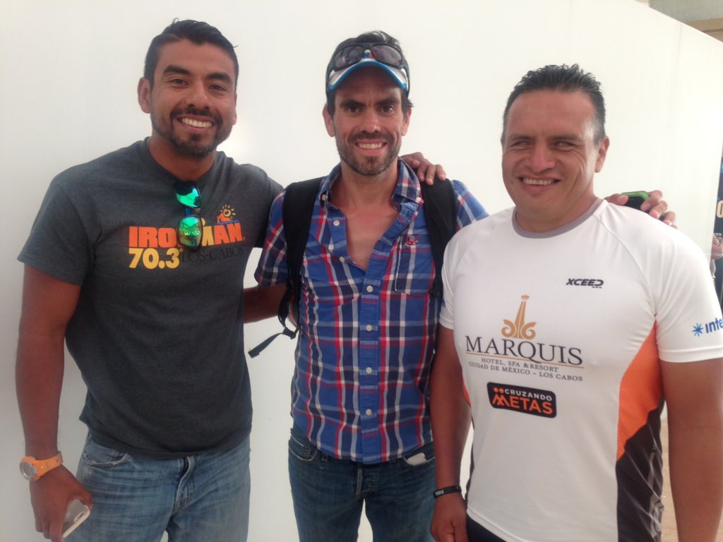 MarcosVlzqz's tweet photo. Conociendo al campeón #703loscabos Francisco Serrano en el aeropuerto @IronmanMexico @rubencel #blindathlete #guide https://t.co/wFfB3dH1Km