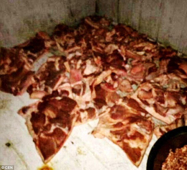 DailyMail's tweet photo. Students in China are served lunch made from meat stored on the FLOOR 
https://t.co/Y6QMyJd4SX https://t.co/Wn50NZYPnM