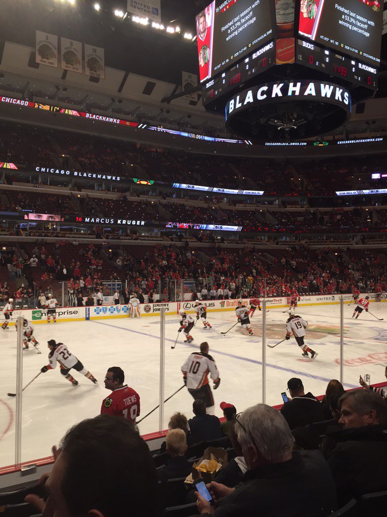 Bardeenski's tweet photo. At the United Center with @JustChillin2 the music here makes me want to fight some kangaroos!! Let's go Hawks https://t.co/zc9VjhH0Ma