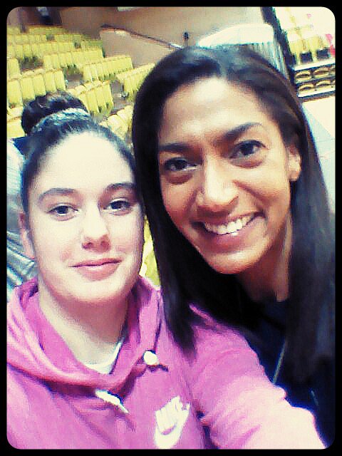melina5cris7's tweet photo. Photo du soir, Bonsoir ! Selfie avec Emmeline Ndongue ! Merci @Emmline14 ! #Basket #Braqueuse #France #ProA #oklm https://t.co/8clslbI3I2