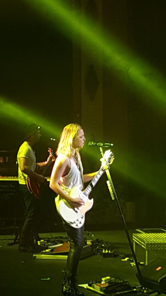 amster87's tweet photo. Love this woman @LZZYHALE @Halestorm https://t.co/uPVZhtf9mr
