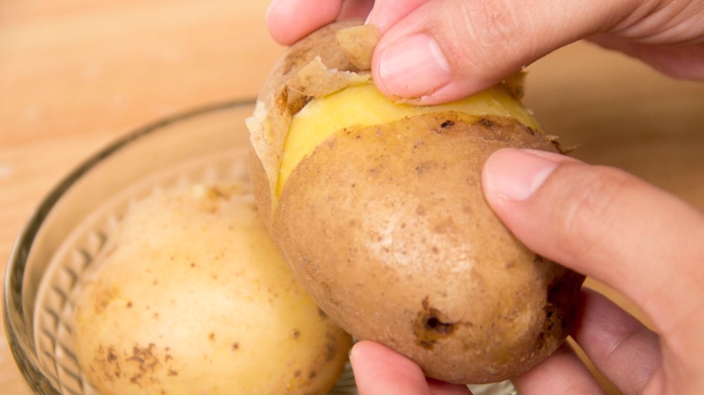 ocallaghan74's tweet photo. Best tip, how did I not know this, Easy, Better Tasting, Potato Peeling Trick! https://t.co/0UBXXgC7IN https://t.co/mmUwb3enHq