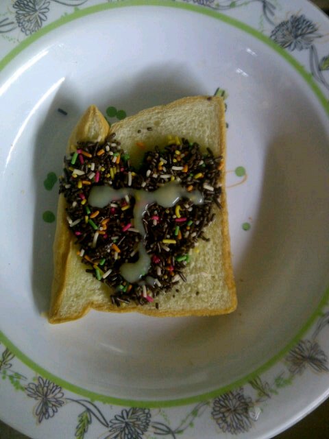 Ina_Khunaina's tweet photo. Sarapan Roti bertabur Meses #Cinta (T) ala #Tuing #SimpleTapiNgena :) :) https://t.co/CK9Uwcudop
