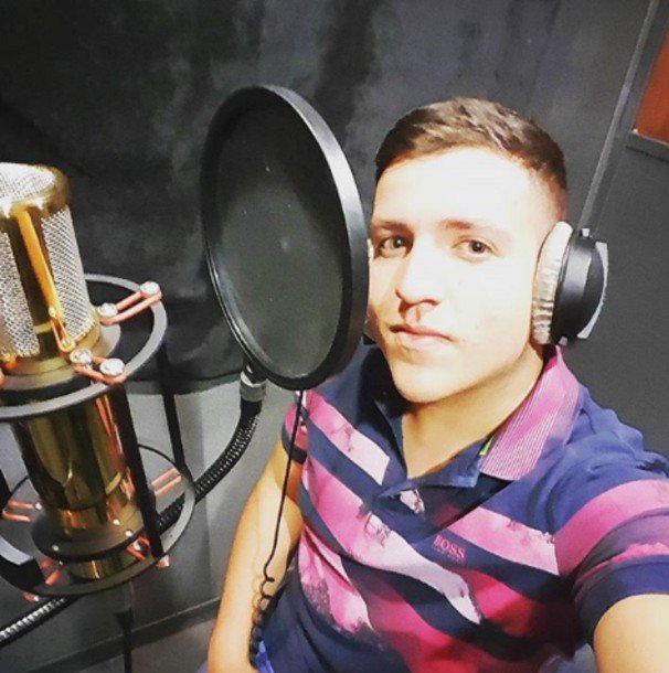 UrestiPancho's tweet photo. @panchouresti #Grabando Hasta en una Grabación #PanchoUresti se ve #ConEstilo #UrestiFans https://t.co/9Ixzi4J20Q