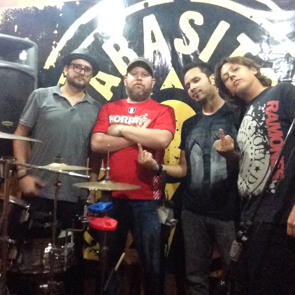 parasitosurbano's tweet photo. Lunes de Punk!!! #punk #PunkRock https://t.co/QcmNZj1fsO