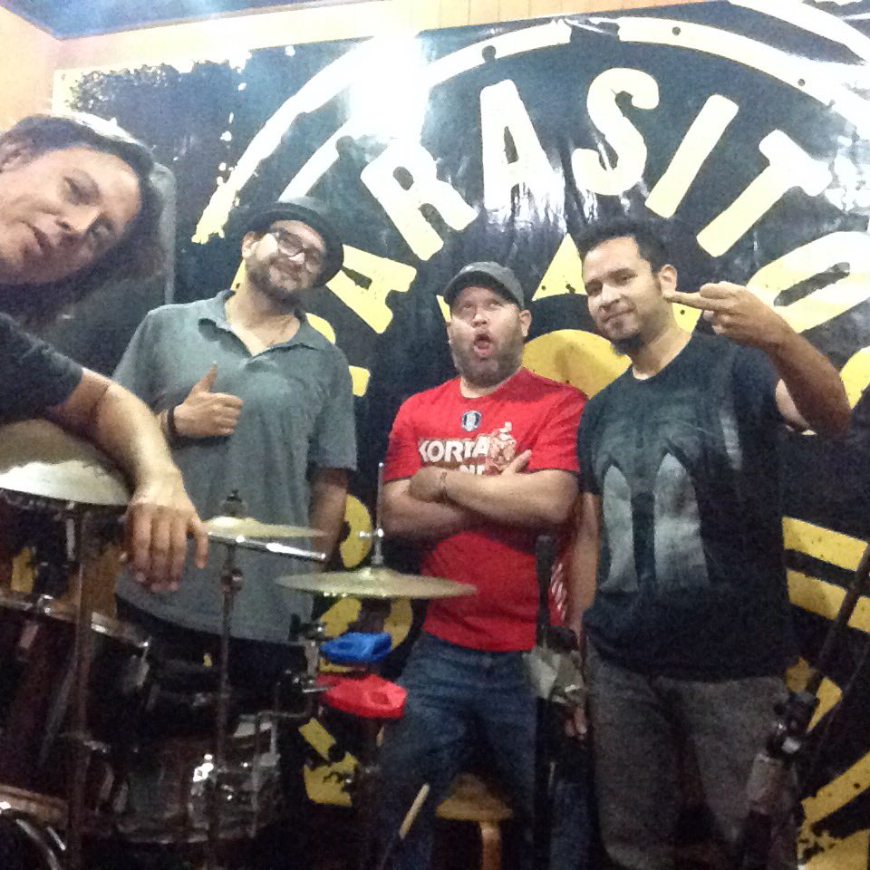 parasitosurbano's tweet photo. Lunes de Punk!!! #punk #PunkRock https://t.co/QcmNZj1fsO