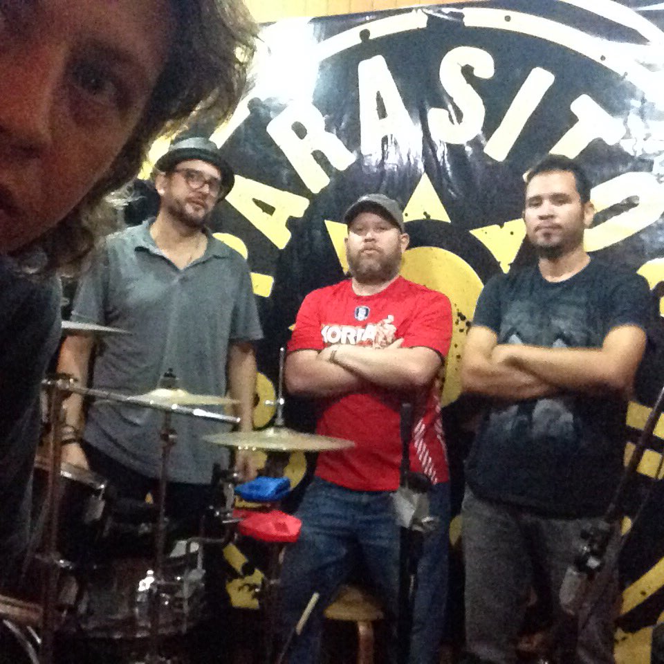 parasitosurbano's tweet photo. Lunes de Punk!!! #punk #PunkRock https://t.co/QcmNZj1fsO