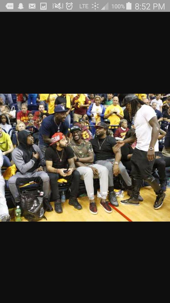 lasallerooftop's tweet photo. Hey @IAM_JCraw, saw you in the paper with @FloydMayweather. Can the #TheMoneyTeam help the https://t.co/586ImRxsyr https://t.co/vuW9MqS0gh