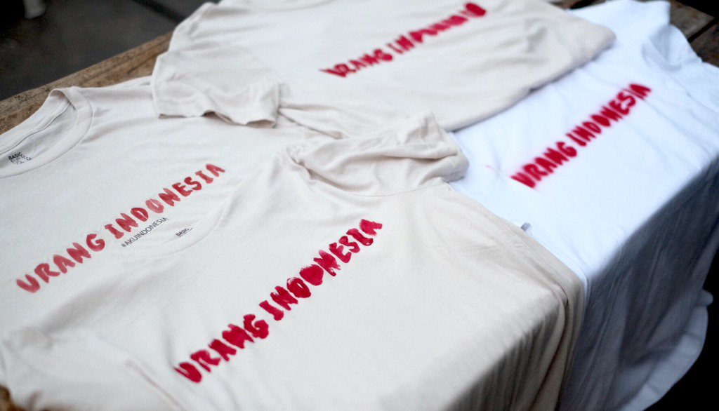 3. Anak muda ayo bersatu lewat bahasa. Pakai kaosnya di hari #SumpahPemuda besok ya! #AkuIndonesia