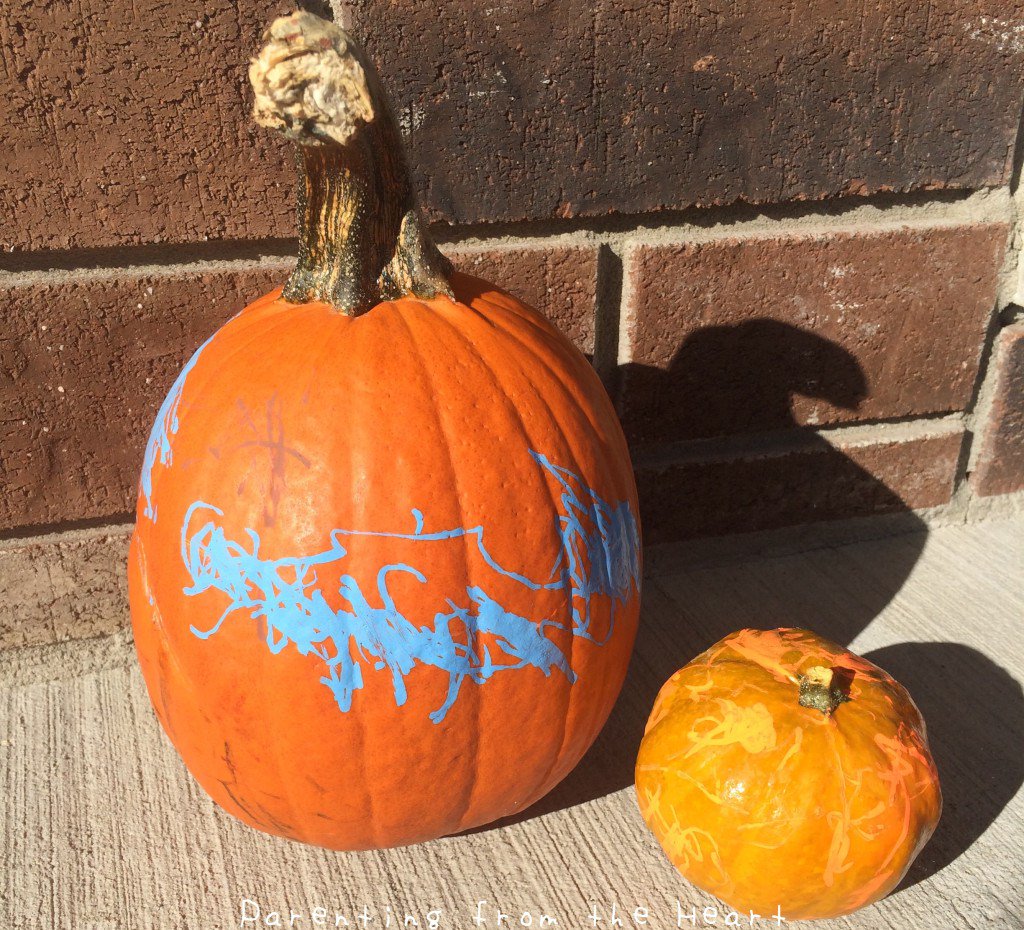 5 Super Simple Mini #Pumpkin Crafts perfect for #Halloween parentingfromtheheartblog.com/2015/10/27/5-s…