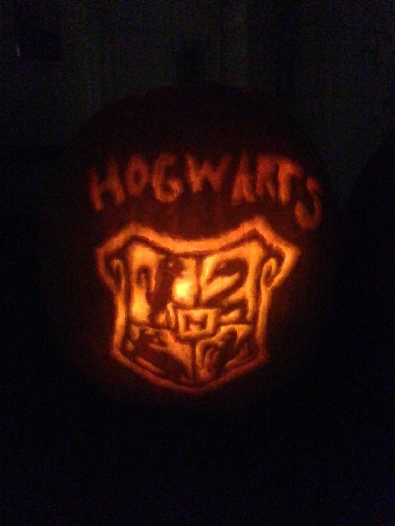 deptofmagic's tweet photo. Harry Potter Pumpkin I made! https://t.co/VtahXSrJxk