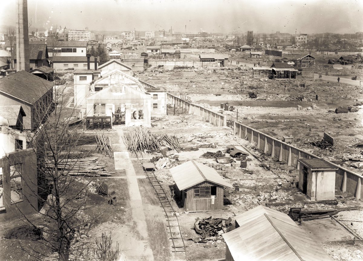 東北大学史料館 Auf Twitter 学都仙台と戦争 東北大生の戦争体験 展 1945年7月10日の仙台空襲で焼けた高速力学研究所周辺 現在の流体科学研究所界隈 東側の木造長屋が焼夷弾により炎上 その火が大学の塀越しに飛び火し 10分もたたずに燃え広がったと言います 東北大学史料館 Auf Twitter 学都仙台と戦争 東北大生の戦争体験 展 1945年7月10日の仙台空襲で焼けた高速力学研究所周辺 現在の流体科学研究所界隈 東側の木造長屋が焼夷弾により炎上 その火が大学の塀越しに飛び火し 10分もたたずに燃え広がったと言います