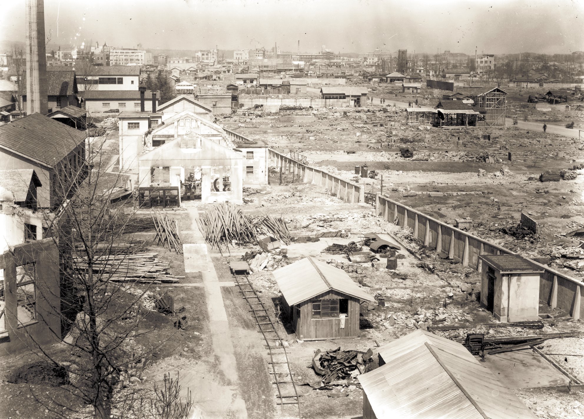 東北大学史料館 学都仙台と戦争 東北大生の戦争体験 展 1945年7月10日の仙台空襲で焼けた高速力学研究所周辺 現在の流体科学研究所界隈 東側の木造長屋が焼夷弾により炎上 その火が大学の塀越しに飛び火し 10分もたたずに燃え広がったと言います